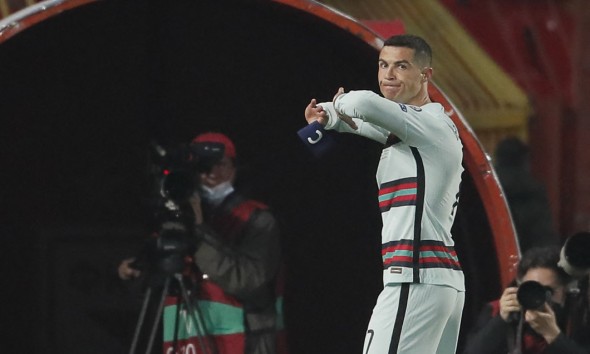 FOTO // Banderola aruncată pe teren de Ronaldo poate salva un copil. Suma cu care a fost vândută la licitație